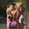 Бритни с детьми отдыхает у бассеина