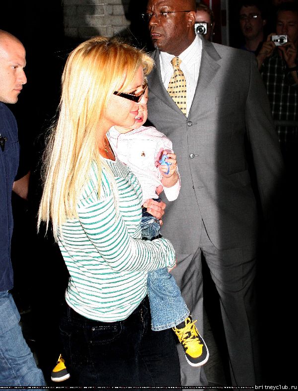 Бритни с детьми посещает мюзикл 12.jpg(Бритни Спирс, Britney Spears)