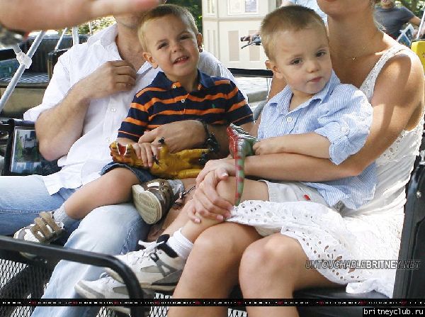 Бритни гуляет с детьми в Центральном парке Нью-Йорка71.jpg(Бритни Спирс, Britney Spears)