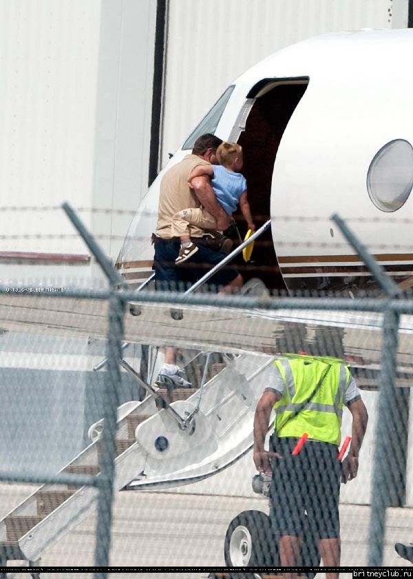 Бритни с семьей улетает из Майями11.jpg(Бритни Спирс, Britney Spears)