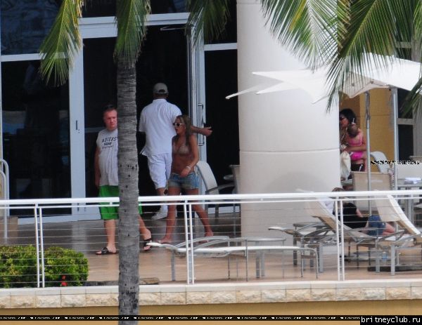 Бритни с семьей в Майями101.jpg(Бритни Спирс, Britney Spears)