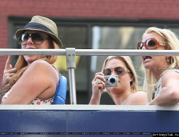 Бритни катается на двухэтажном автобусе по  Нью-Йорку21.jpg(Бритни Спирс, Britney Spears)