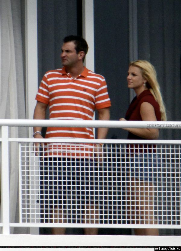 Бритни на балконе гостиничного номера в Майями03.jpg(Бритни Спирс, Britney Spears)