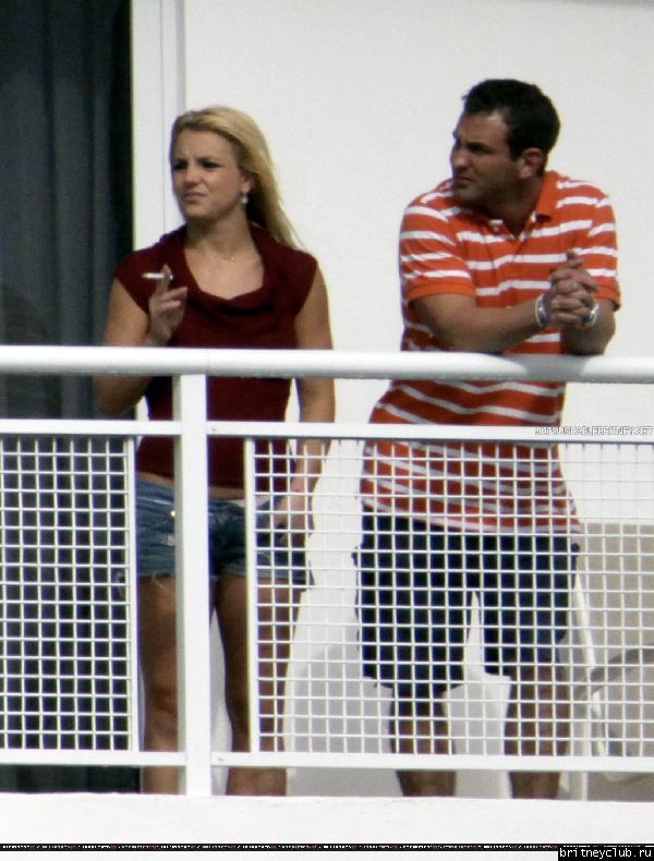 Бритни на балконе гостиничного номера в Майями07.jpg(Бритни Спирс, Britney Spears)