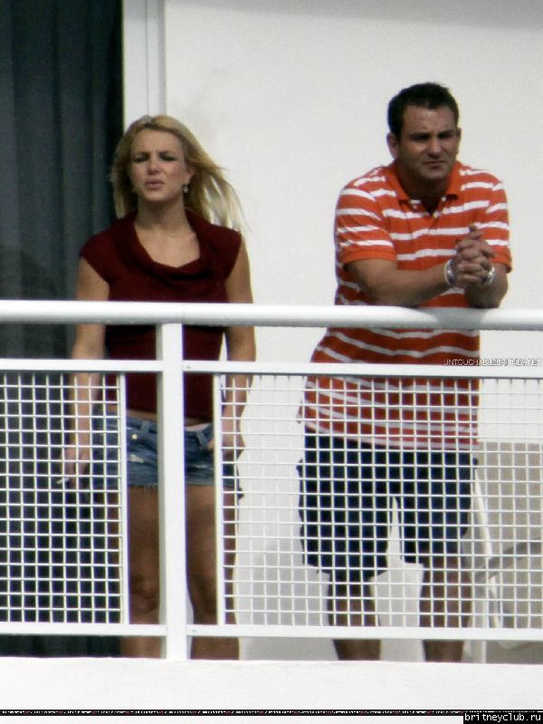 Бритни на балконе гостиничного номера в Майями09.jpg(Бритни Спирс, Britney Spears)