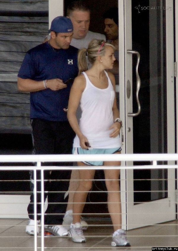 Бритни с детьми отдыхают у бассеина в отеле01.jpg(Бритни Спирс, Britney Spears)