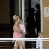 Бритни с детьми отдыхают у бассеина в отеле
