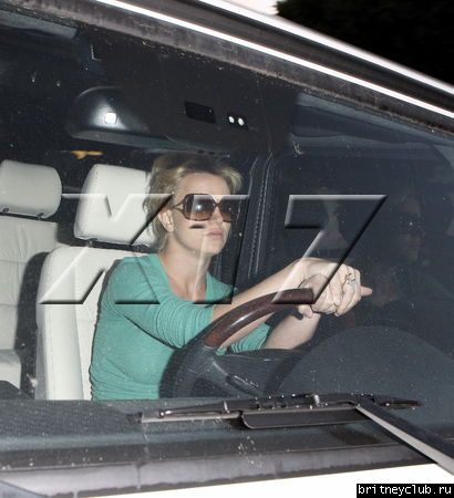 Бритни и Джейсон в Беверли Хиллз01.jpg(Бритни Спирс, Britney Spears)