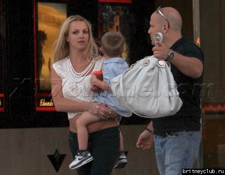 Бритни посещает кинотеатр08.jpg(Бритни Спирс, Britney Spears)