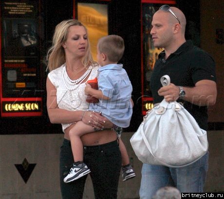 Бритни посещает кинотеатр19.jpg(Бритни Спирс, Britney Spears)