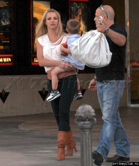 Бритни посещает кинотеатр20.jpg(Бритни Спирс, Britney Spears)