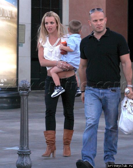 Бритни посещает кинотеатр22.jpg(Бритни Спирс, Britney Spears)