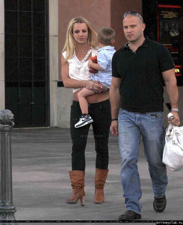 Бритни посещает кинотеатр27.jpg(Бритни Спирс, Britney Spears)