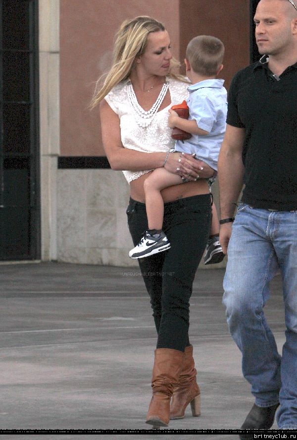 Бритни посещает кинотеатр28.jpg(Бритни Спирс, Britney Spears)