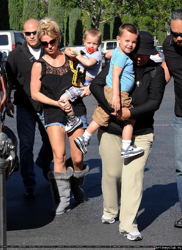 Бритни с детьми направляется в кинотеатр07.jpg(Бритни Спирс, Britney Spears)
