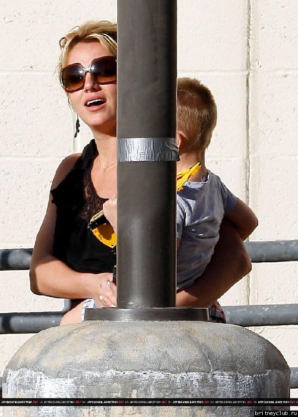 Бритни с детьми направляется в кинотеатр12.jpg(Бритни Спирс, Britney Spears)