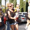 Бритни с детьми направляется в кинотеатр