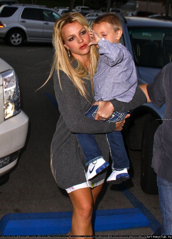 Бритни с детьми в Калабасасе10.jpg(Бритни Спирс, Britney Spears)