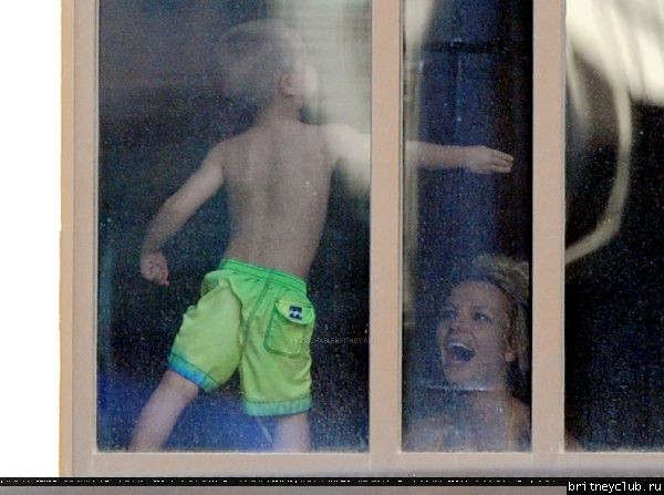 Бритни с детьми в бассеине20.jpg(Бритни Спирс, Britney Spears)
