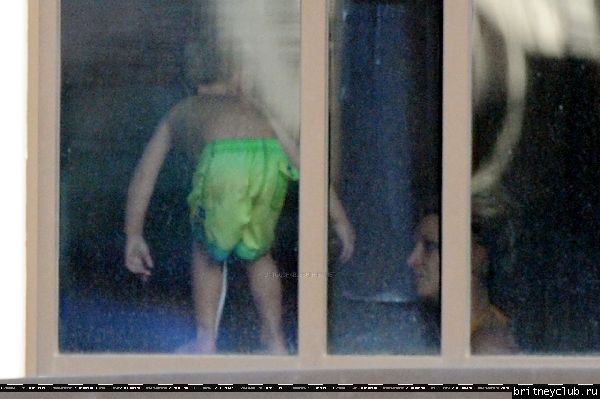 Бритни с детьми в бассеине35.jpg(Бритни Спирс, Britney Spears)