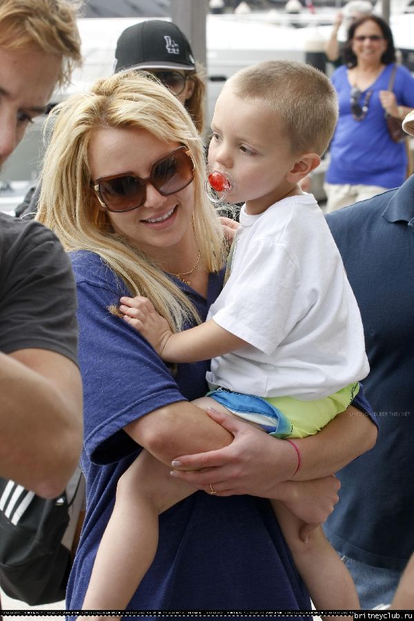 Бритни у крейсера Oscar006.jpg(Бритни Спирс, Britney Spears)