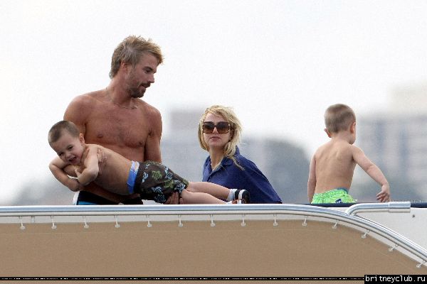 Бритни у крейсера Oscar055.jpg(Бритни Спирс, Britney Spears)