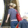Бритни в аэропорту в Аделаиде, Австралия