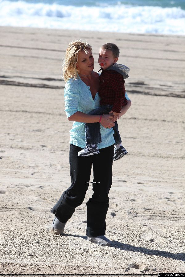 Бритни с мальчиками на пляже121.jpg(Бритни Спирс, Britney Spears)