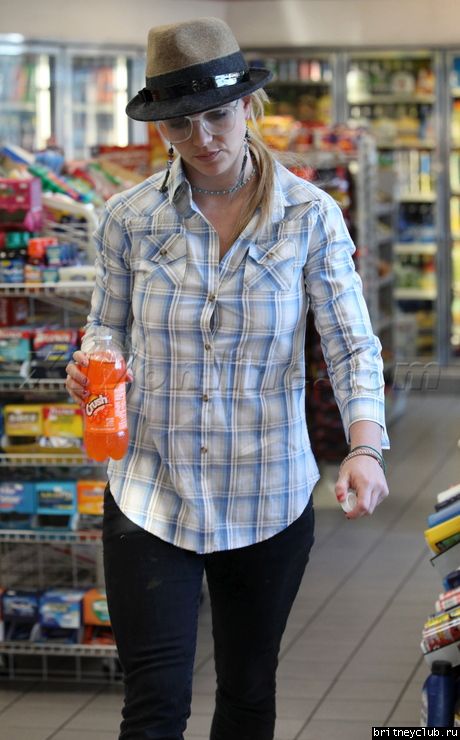 Бритни в мини-маркете в Калабасасе12.jpg(Бритни Спирс, Britney Spears)