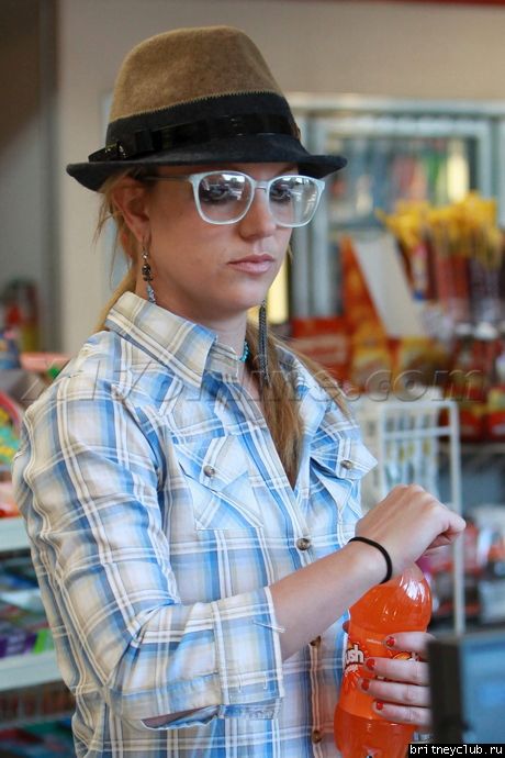 Бритни в мини-маркете в Калабасасе14.jpg(Бритни Спирс, Britney Spears)
