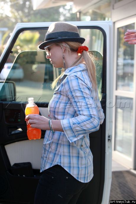 Бритни в мини-маркете в Калабасасе21.jpg(Бритни Спирс, Britney Spears)