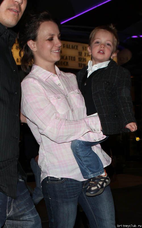 Бритни с детьми посещает кинотеатр20.jpg(Бритни Спирс, Britney Spears)