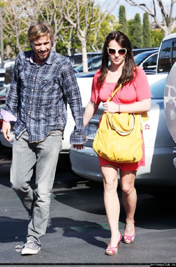 Бритни и Джейсон на шоппинге в Калабасасе56.jpg(Бритни Спирс, Britney Spears)