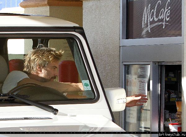 Бритни и Джейсон посещают McDonald