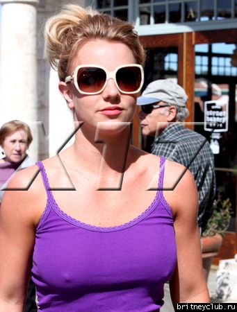 Бритни в Starbucks в Калабасасе03.jpg(Бритни Спирс, Britney Spears)
