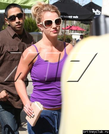 Бритни в Starbucks в Калабасасе09.jpg(Бритни Спирс, Britney Spears)