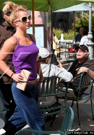 Бритни в Starbucks в Калабасасе11.jpg(Бритни Спирс, Britney Spears)