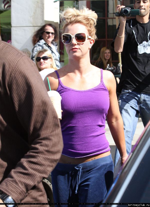 Бритни в Starbucks в Калабасасе16.jpg(Бритни Спирс, Britney Spears)