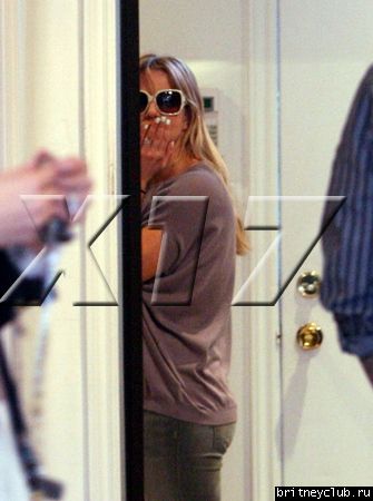 Бритни на шоппинге в бутике Vionnet 128.jpg(Бритни Спирс, Britney Spears)