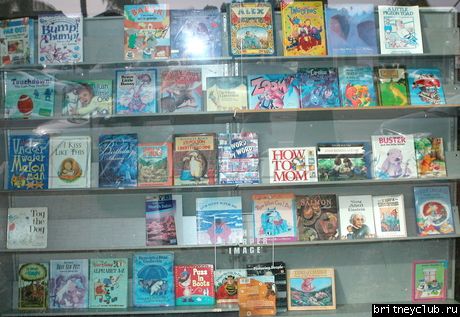 Бритни в книжном магазине One Dollar Book09.jpg(Бритни Спирс, Britney Spears)