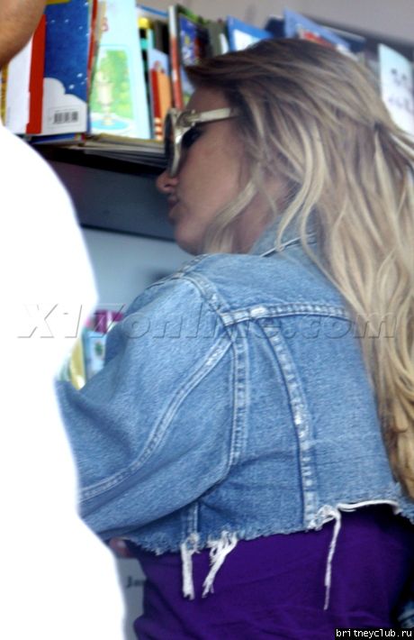 Бритни в книжном магазине One Dollar Book16.jpg(Бритни Спирс, Britney Spears)