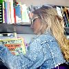 Бритни в книжном магазине One Dollar Book