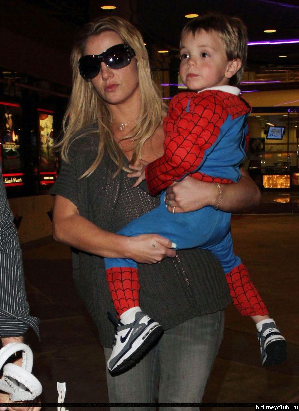 Бритни с семьей посещает кинотеатр22.jpg(Бритни Спирс, Britney Spears)