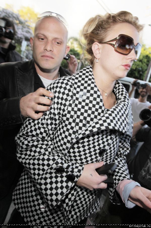 Бритни посещает салон Nine Zero One в Западном Голливуде58.jpg(Бритни Спирс, Britney Spears)