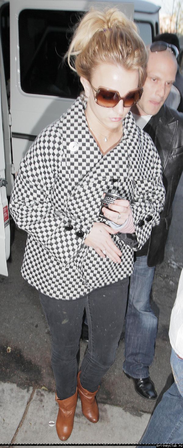 Бритни посещает салон Nine Zero One в Западном Голливуде61.jpg(Бритни Спирс, Britney Spears)