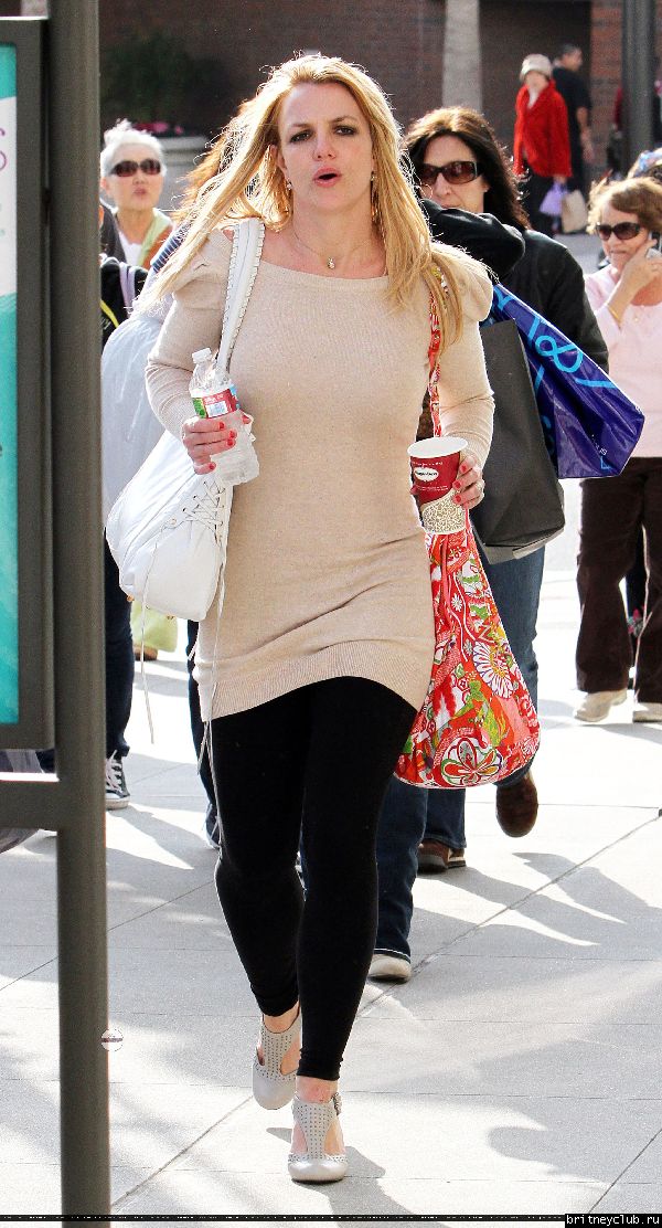 Бритни с мамой на шоппинге в Glendale Galleria05.jpg(Бритни Спирс, Britney Spears)