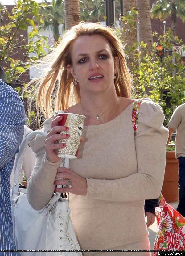 Бритни с мамой на шоппинге в Glendale Galleria28.jpg(Бритни Спирс, Britney Spears)