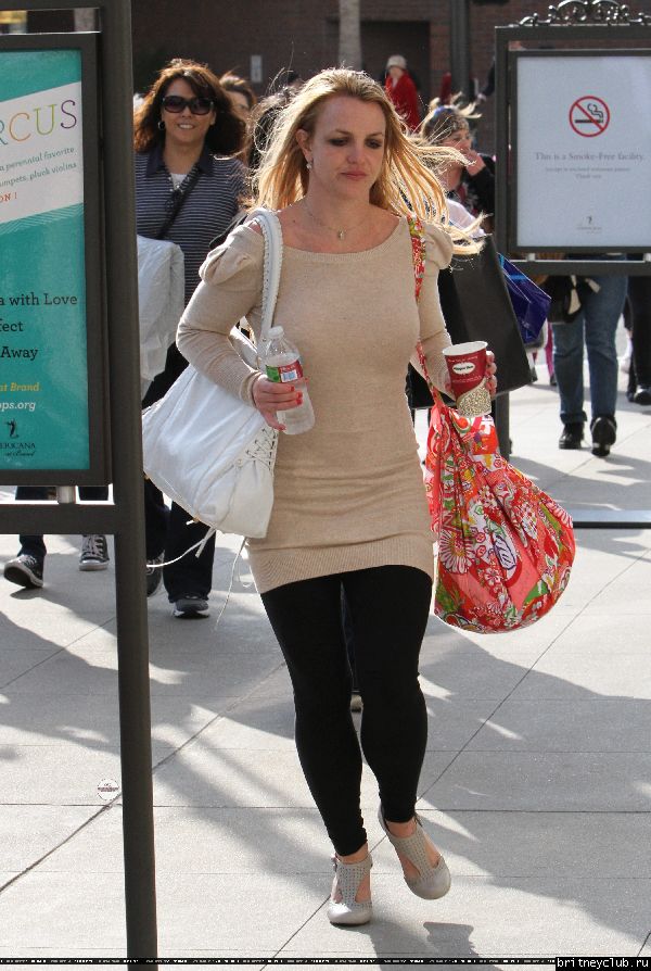 Бритни с мамой на шоппинге в Glendale Galleria42.jpg(Бритни Спирс, Britney Spears)