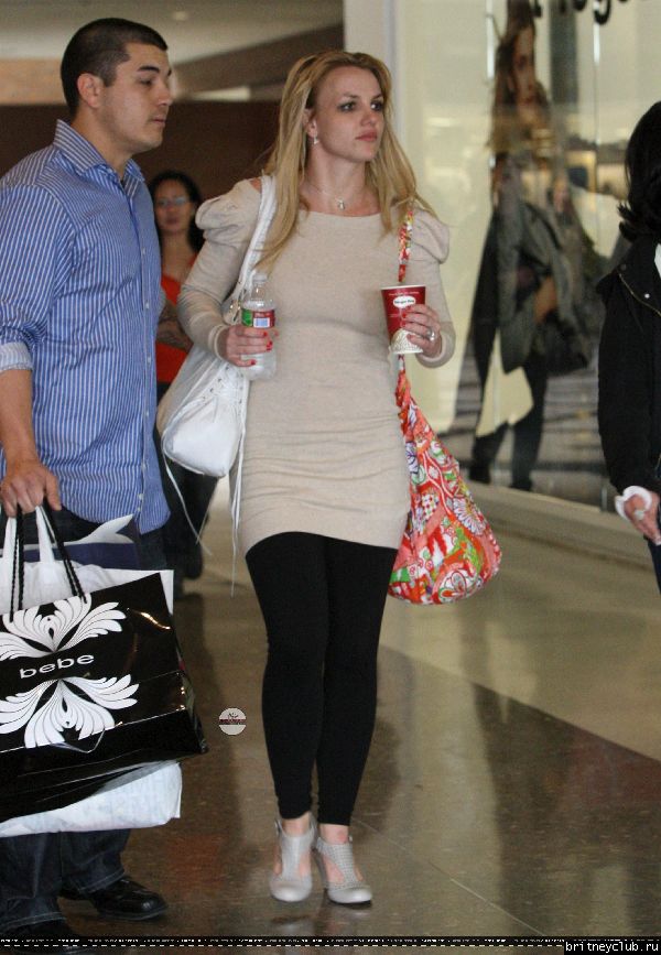 Бритни с мамой на шоппинге в Glendale Galleria61.jpg(Бритни Спирс, Britney Spears)