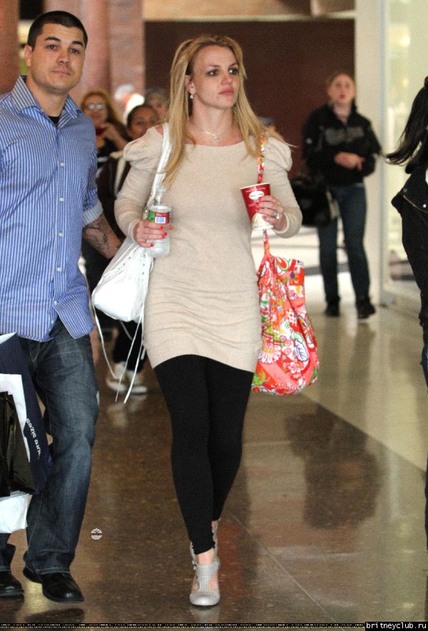 Бритни с мамой на шоппинге в Glendale Galleria77.jpg(Бритни Спирс, Britney Spears)